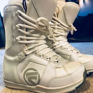 VEGA women’s lace snowboard boots